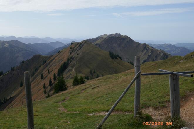 Blick vom Stuiben zum Sedererstuiben und rechts dahinter der Hochgrat.