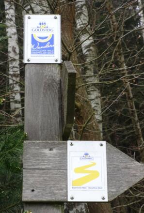 Goldsteigmarkierung kurz nach Falkenstein
