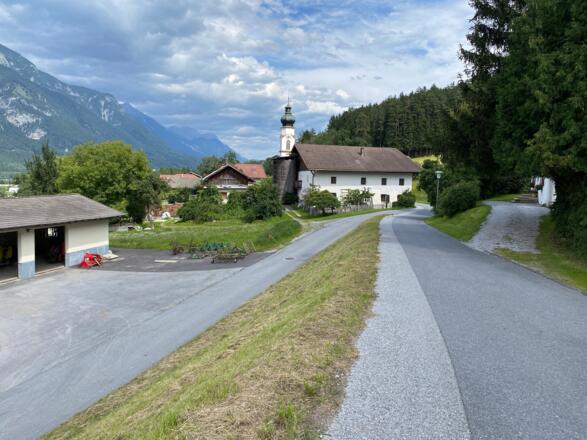 Der kleine Ort Afling. Von hier geht es hinunter nach Völs und schließlich zurück nach Innsbruck.