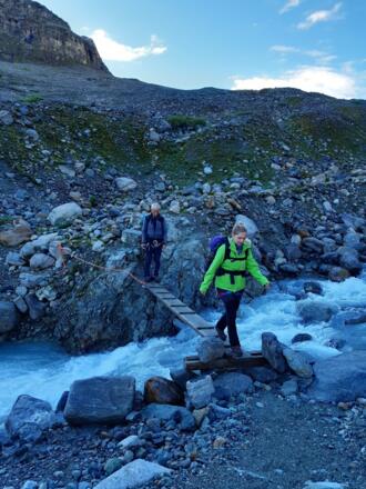 Beim überqueren des Bachs unterhalb der Wiesbadener Hütte