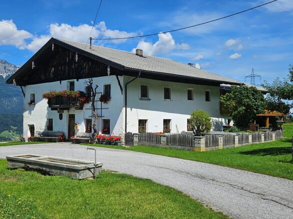 Vorbei am malerisch gelegenen Ornthof