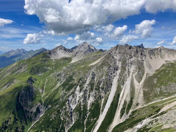 Blick nach Westen zur Ansbacher Hütte links und Stierkopf