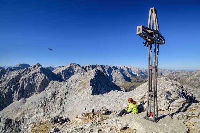 Am Gipfelkreuz mit seiner Aussicht auf die benachbarten Karwendelberge
