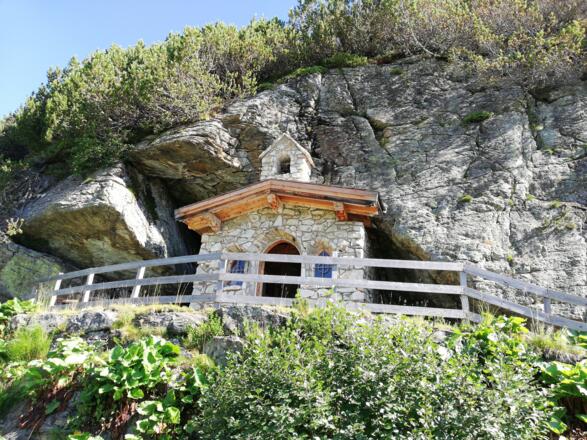 Eine wunderschöne Felskapelle am Beginn der Runde