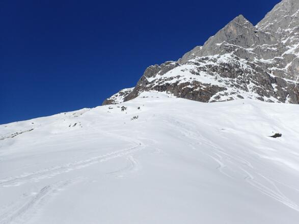 Mäßig steile Hänge führen hinauf zum First