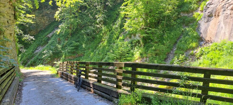 Der steile Fahrweg durch die folgende Schlucht...