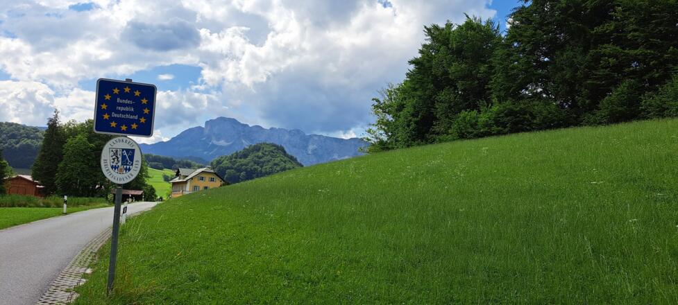 Grenzüberschreitung nach Bayern, hinten der Berchtesgadner Hochthron...