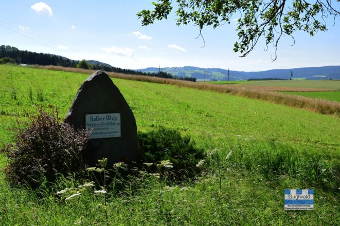 Denkmal halber Nordwaldkammweg bei Guglwald