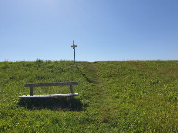 Rastbank und Wegweiser