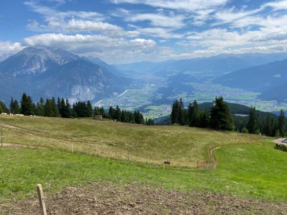 Immer wieder schweift der Blick nach Osten auf Innsbruck.