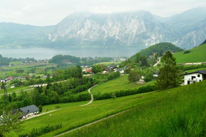 Blick vom Parkplatz zum Traunsee und Traunstein