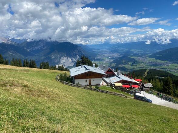 Nach der weiteren Auffahrt von Stiglreith, erreicht man die schöne und aussichtsreiche Rosskogelhütte.