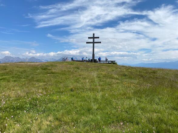 Der Gipfel des Rangger Köpfl mit dem großen Wetterkreuz ist erreicht.