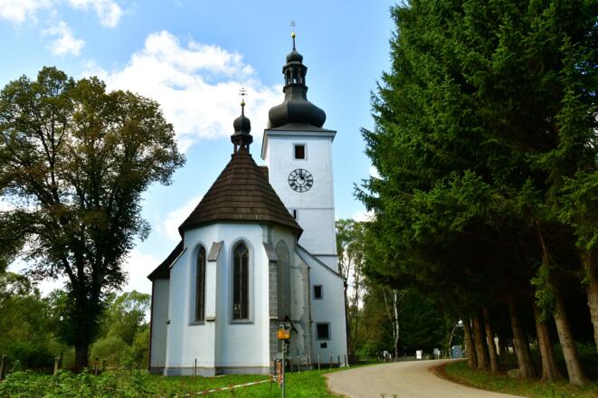 Die renovierte frühgotische Kirche in Zettwing (Tschechien)