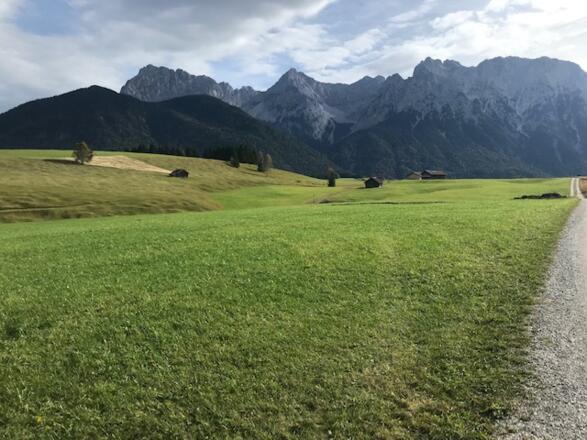 Buckelige Wiesen mit Blick auf das Karwendel