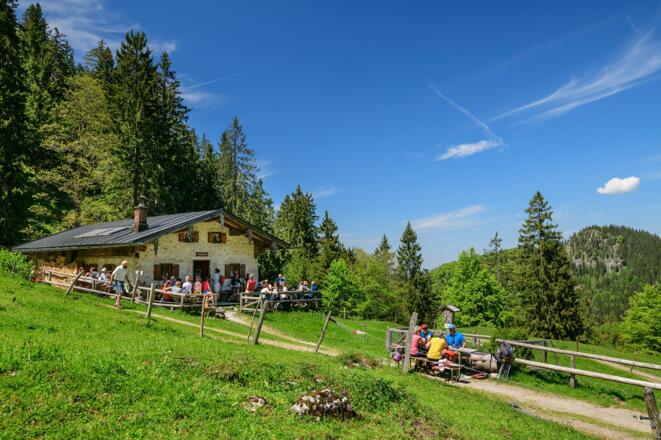 Die Staudacheralm östlich der Schnappenkirche ist einen Besuch wert.