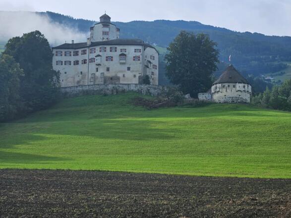 Vorbei am Schloss Friedberg