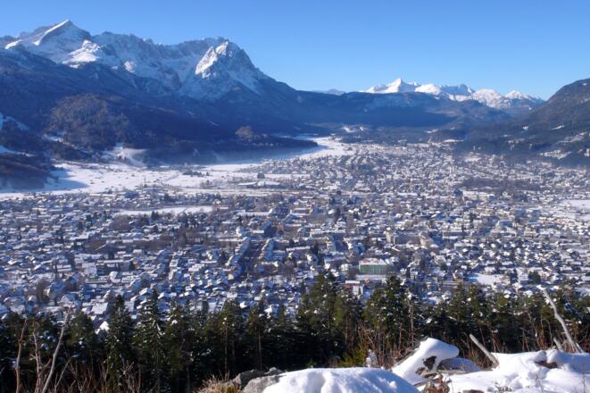 Blick beim Aufstieg über Garmisch-Partenkirchen und zur Zugspitze