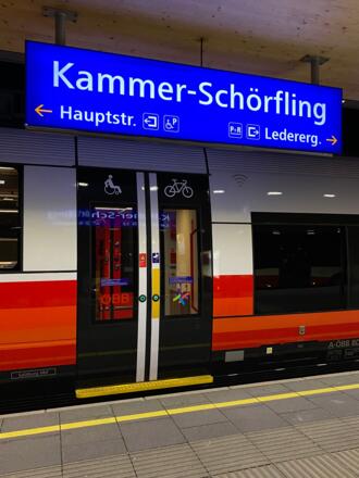 Heimfahrt: Umstieg vom Bus in den Zug in Kammer-Schörfling