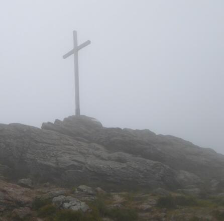 Gipfelkreuz Großer Arber im Nebel