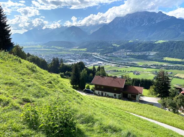 Blick auf Wattens bei der Auffahrt zur Jausenstation Gartlach.