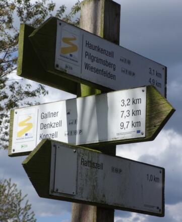 Goldsteigmarkierung unterhalb des Gallners