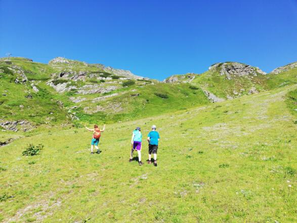 Kurze Orientierung ist hier notwendig. Die Piste entlang der Trenache queren, dann findet man die Markierung