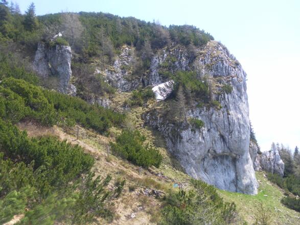 Gipfelfels und steile Abkürzung zwischen den Felsen