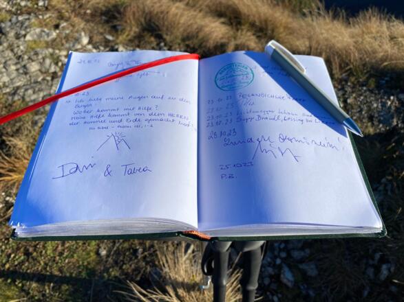 Vor dem Abstieg noch schnell ein Eintrag im Gipfelbuch