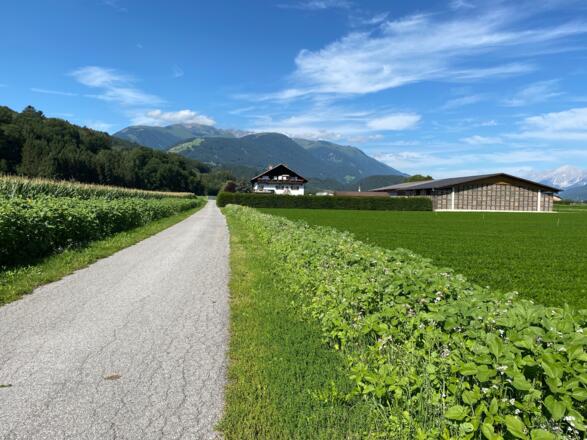 Hat man Innsbruck den Rücken gekehrt, erreicht man nach Völs die Felder vor Kematen.