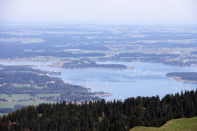 Immer wieder öffnen sich schöne Blicke auf den Chiemsee.