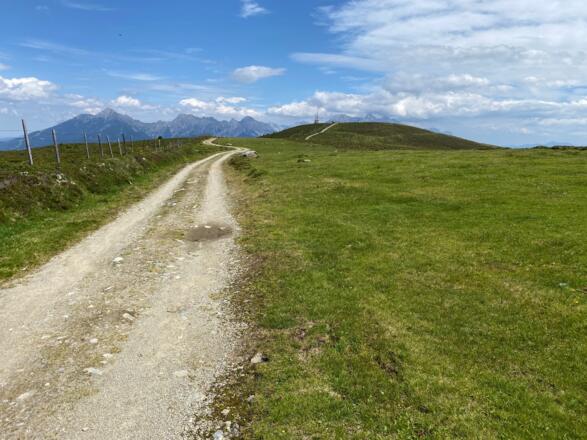 Das Gipfelplateau mit Sender und Wetterkreuz ist bereits in Sichtweite.