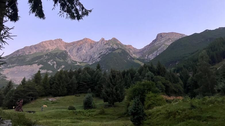 Blick von Grins hinauf zur Augsburger Hütte