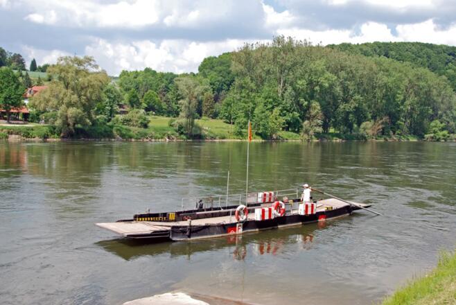 Mit der Fähre über die Donau