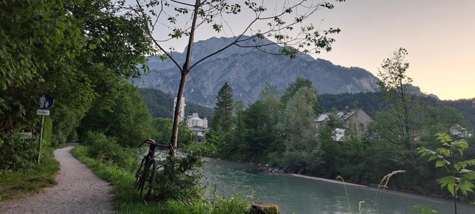 Der trailartige Radweg führt entlang der Königsseeache...
