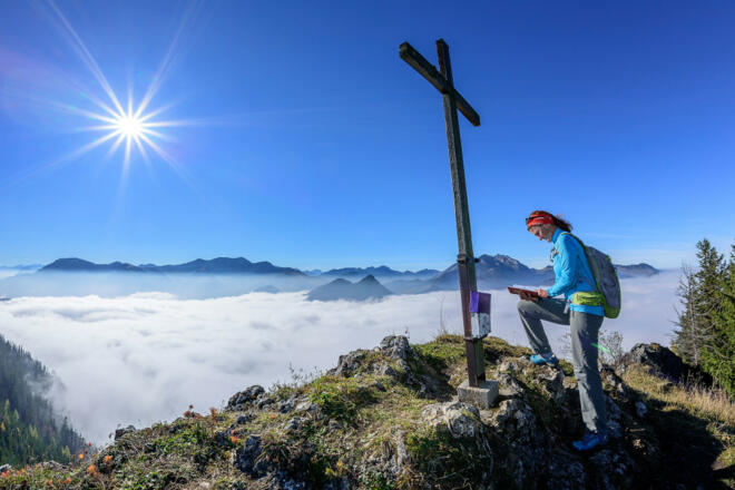 Am Gipfel des Rehleitenkopfs hat man einen guten Blick auf Wendelstein & Co.