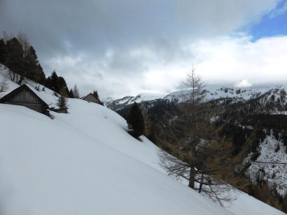 Almhütten im Mittelteil des Anstieges