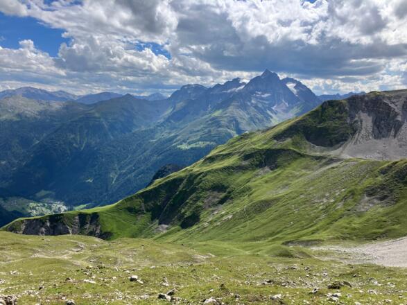 Blick über die Ansbacher Hütte hinab nach Flirsch