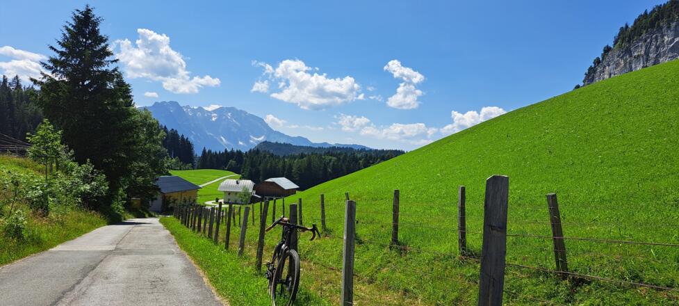 Im Hintergrund der Hohe Göll...