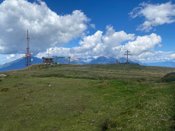 Den Gipfel "ziert" neben dem Wetterkreuz auch ein Sender und die Bergstation des Schleppliftes.