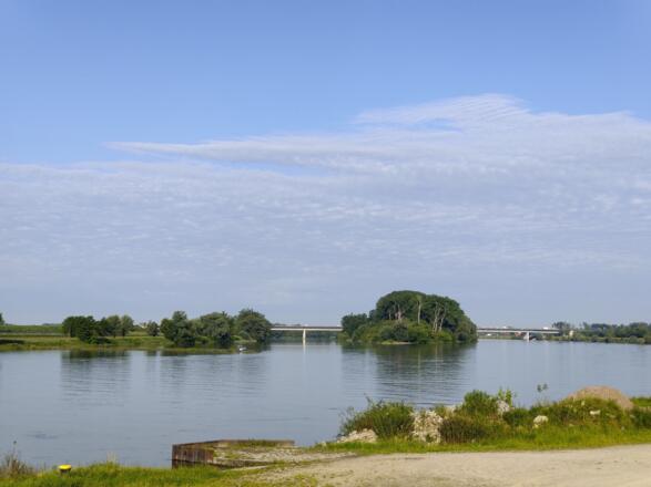 Donau bei Metten mit A3 - Brücke