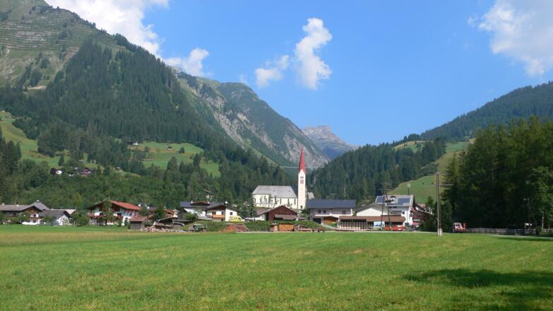 Rückblick nach Holzgau mit der Hängebrücke