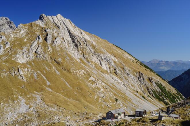 Die Lamsenjochhütte ist beim Abstieg bereits in Rufweite.