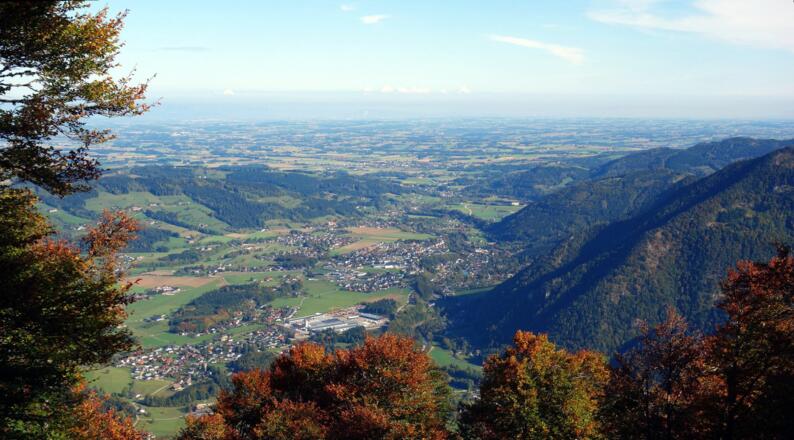 Blick beim Abstieg nach Scharnstein und ins Alpenvorland.