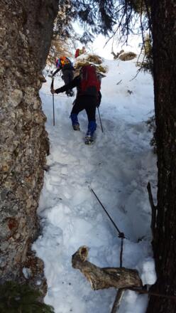 Zustieg zum Falken, gesichert mit einem Stahlseil