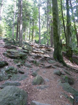 steiler, steiniger Anstieg auf den Kreuzfelsen