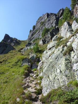 Links hinaus durch die Grasrinne