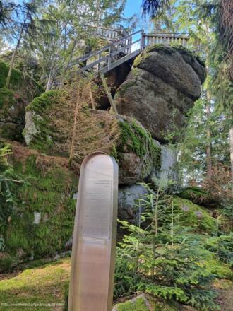 Der Gipfelfelsen des Wegerersteins von unten