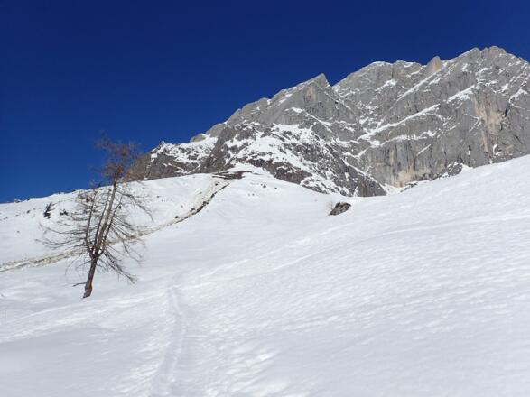 Aufstieg am besten rechts über den Gratrücken