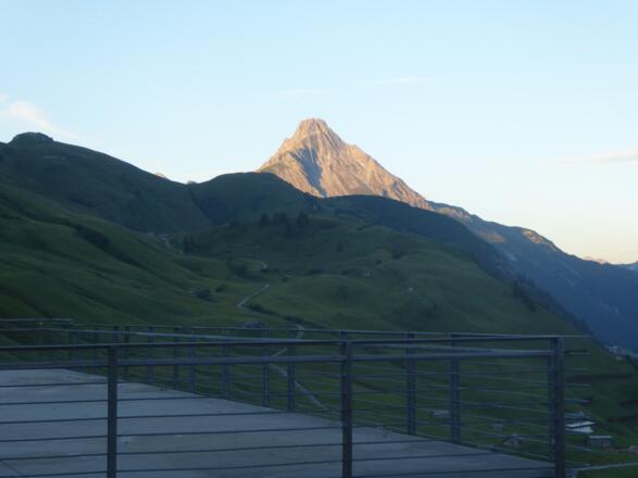 Blick in der Abenddämmerung vom Hotel Adler auf den Biberkopf